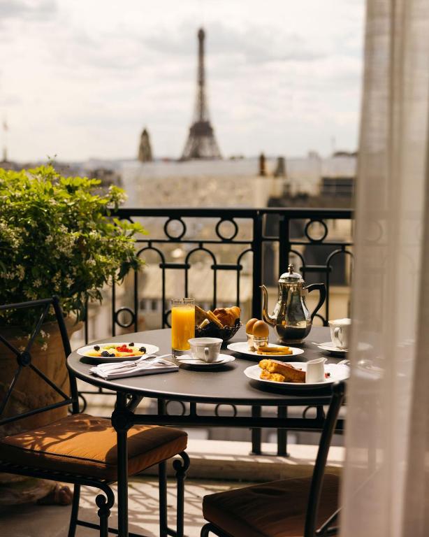 5-star Paris hotel with panoramic Eiffel Tower view