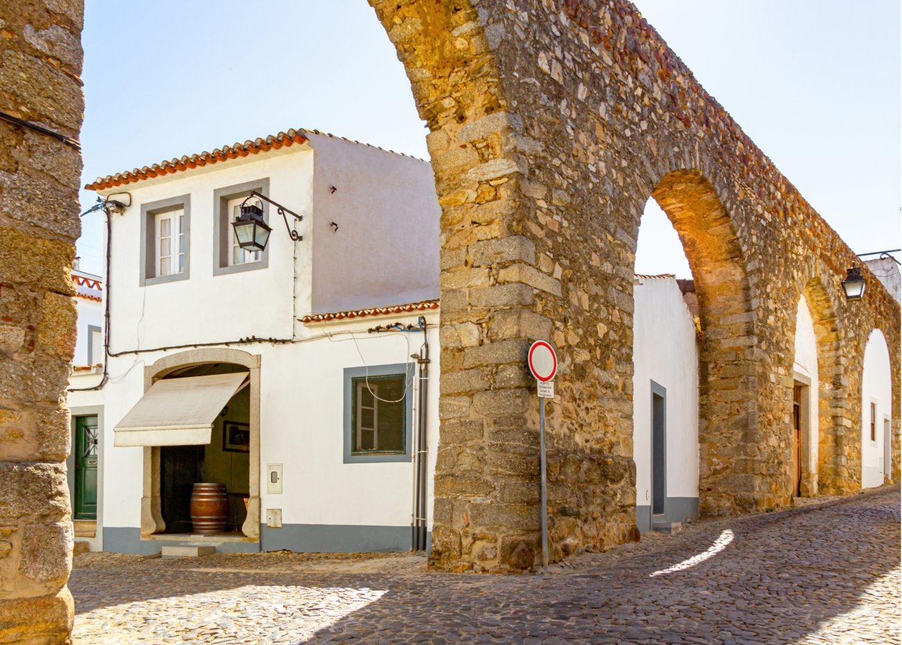 Agua de Prata Aqueduct inEvora