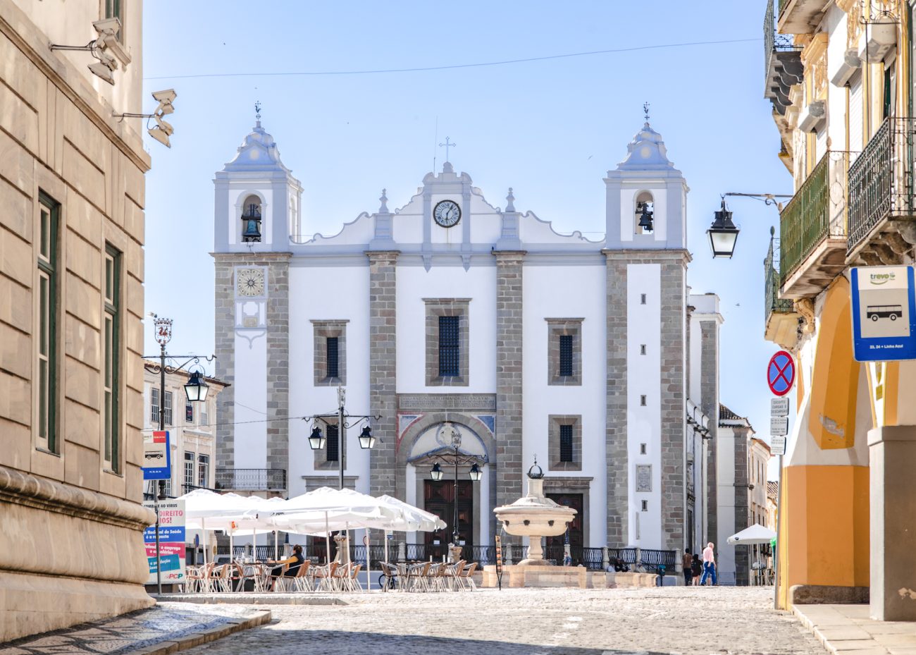 Praça do Giraldo, the main square of Évora, Portugal